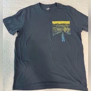 Old Navy Men’s Large Road Scene t-shirt